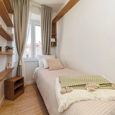 Maris - In Historical Center Of *